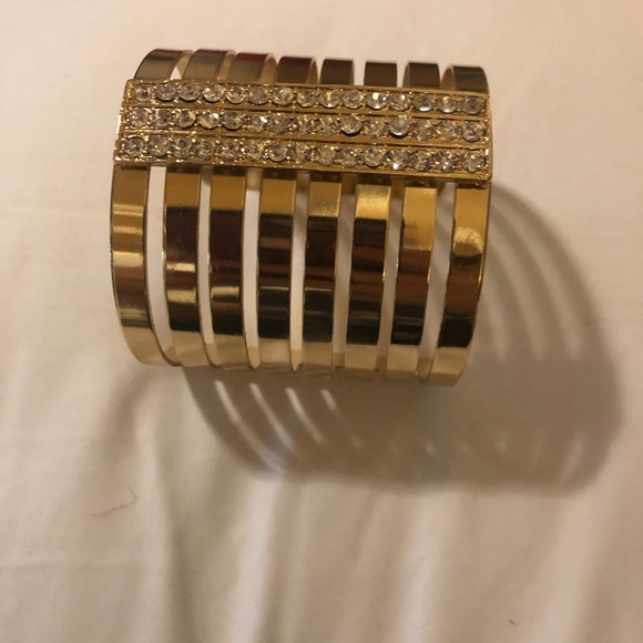 Gold cuff bracelet - Picture 2 of 2
